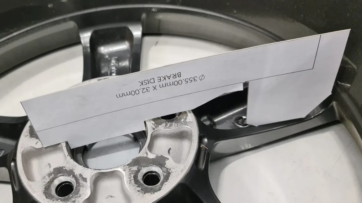 Paso 3: verificar que el perfil del caliper no toque la llanta ni los rayos